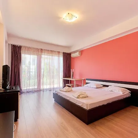 Water Lily Family - Free Parking * Mamaia