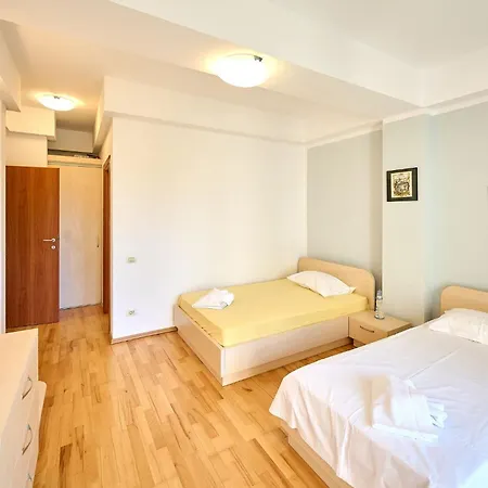 Water Lily Family - Free Parking Apartment